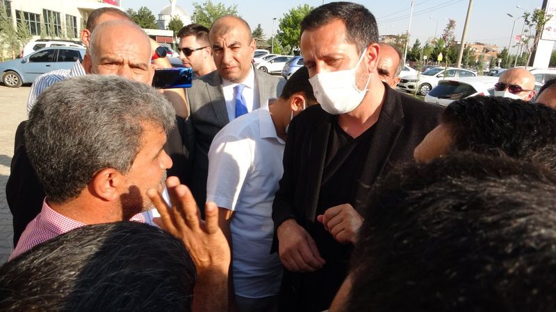 Evlat nöbeti tutan ailelerden CHP’li vekile sert tepki