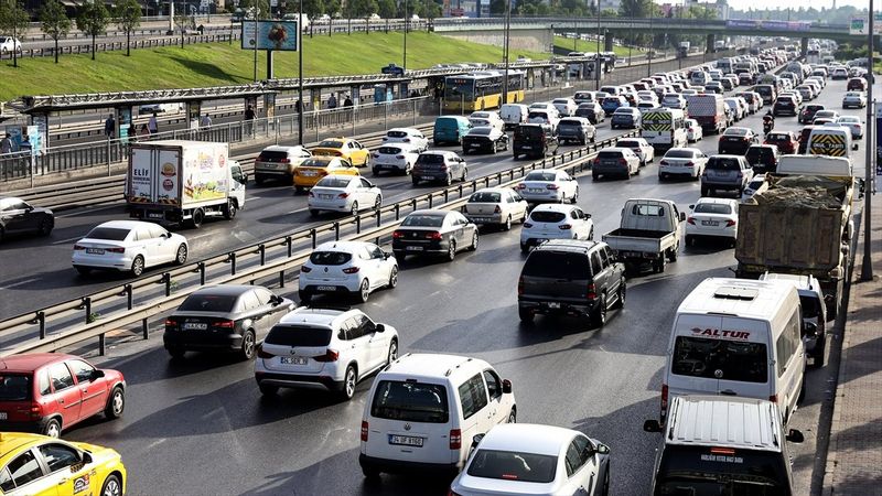 İstanbul’da kısıtlamasız geçen ilk gün yoğun trafik oluştu
