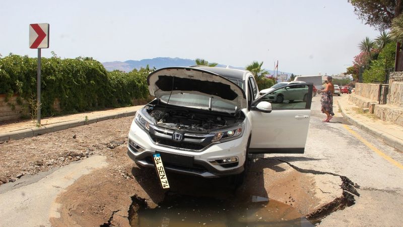 Bodrum'da asfalt yarıldı, cip içine düştü