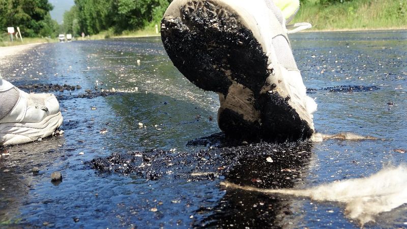 Tokat’ta sıcaktan asfalt eridi