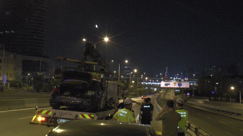 Kadıköy’de kaza yapan sürücü, otomobilini bırakıp kaçtı