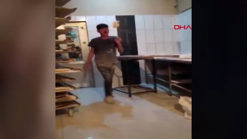 Van’da fırın çalışanı, ekmek hamuru ile top gibi oynadı