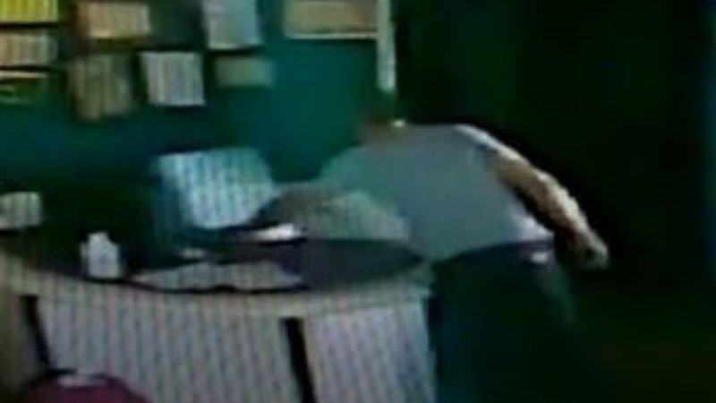 Denizli'de kahvehaneden cep telefonu çalan hırsız