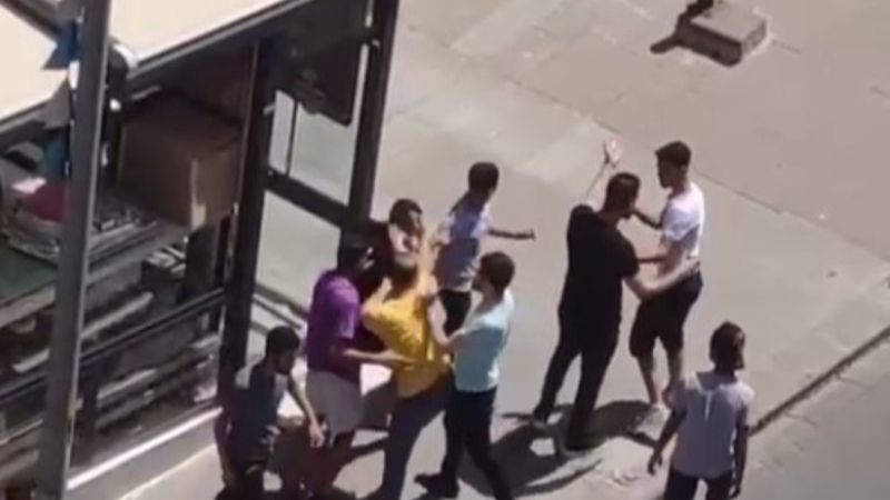 Küçükçekmece'de husumetliler arasında yumruklu kavga çıktı