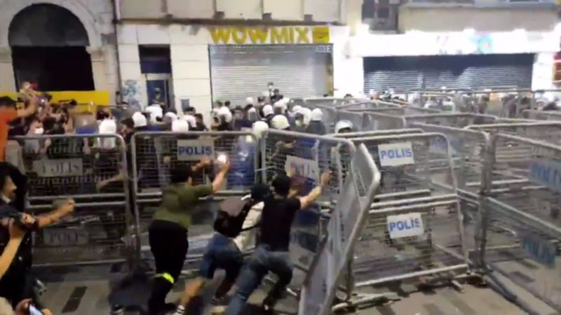 İstanbul Sözleşmesi protestosunda LGBT destekçileri polis barikatlarını yıktı