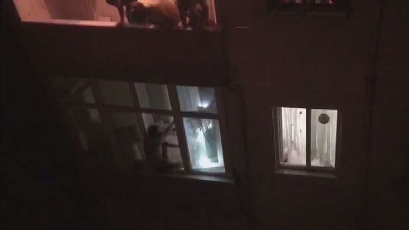 Beyoğlu'nda bıçakla oğlunu rehin alan babaya polis müdahalesi