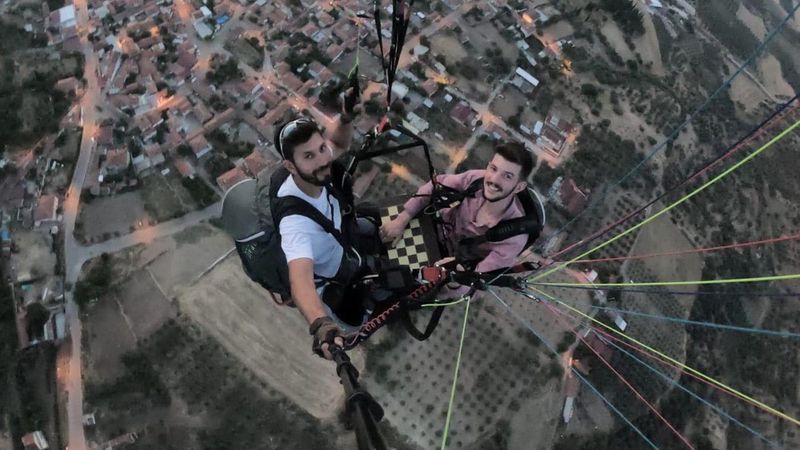 Manisa'da yamaç paraşütü yaparken tavla oynadılar