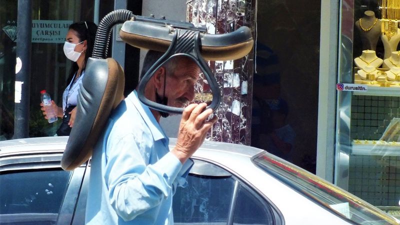 Elazığ'da sıcaktan bunalan vatandaştan ilginç yöntem