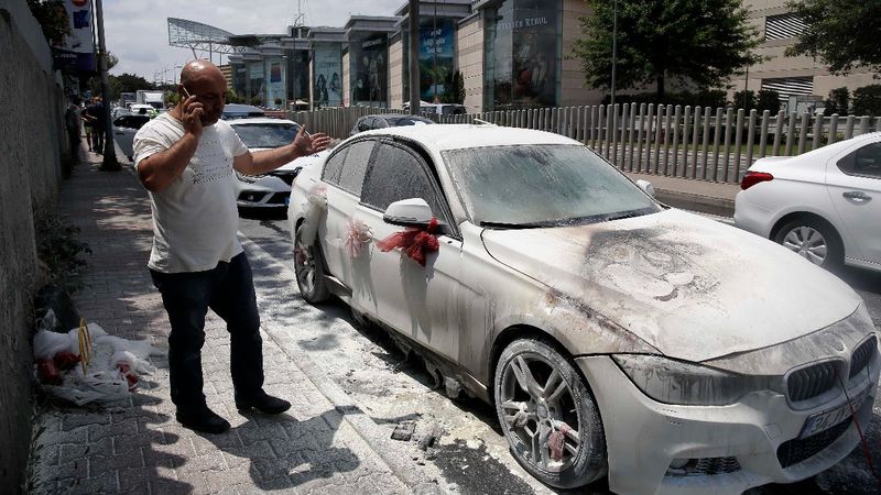 İstanbul'da düğün yolundaki gelin arabası yandı