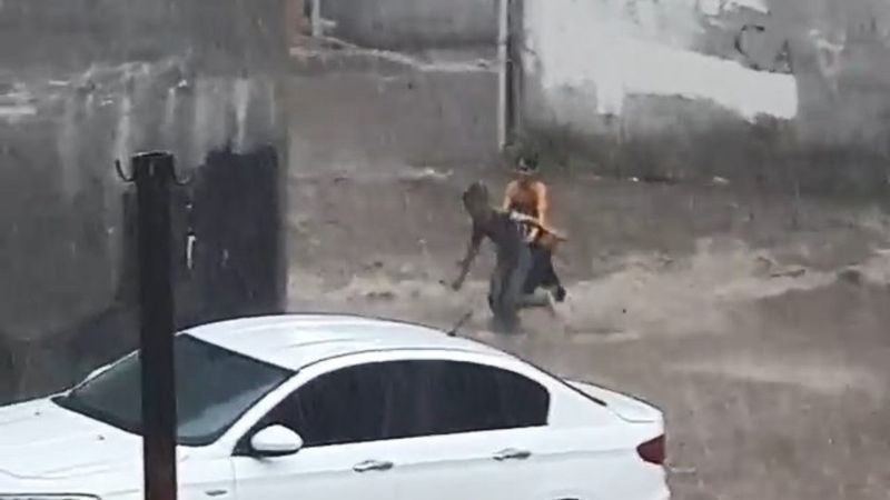 Bursa'da sele kapılan 2 çocuk son anda kurtuldu