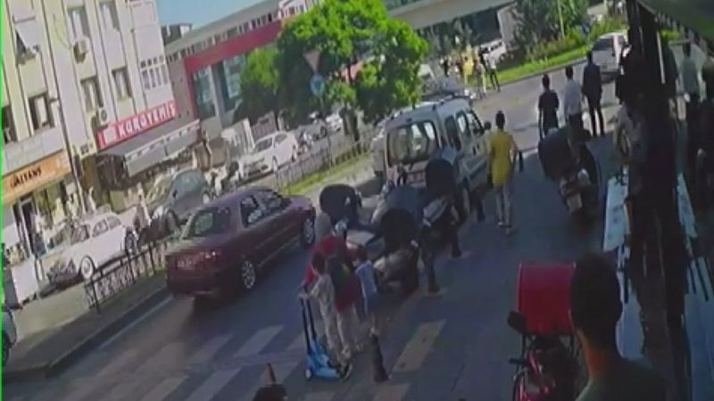 İstanbul'da direksiyonda fenalaşan sürücü refüje girdi