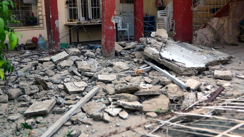 Adana'da yıkımında çalıştığı balkonun altında kaldı