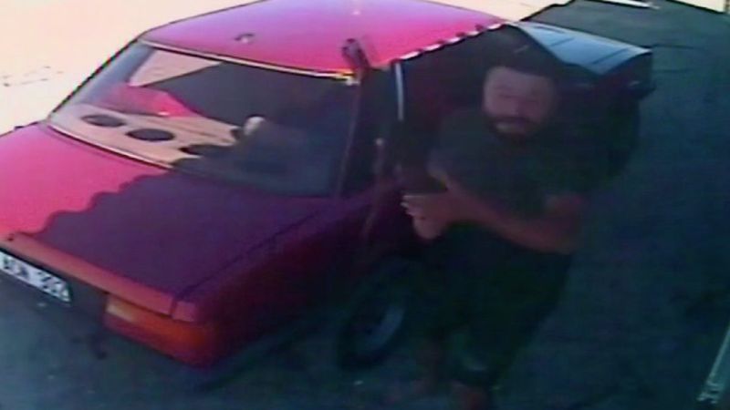 Antalya'da 'Zavadanak Bekir', evini yakmaya çalışan kişiyi tüfekle kovaladı