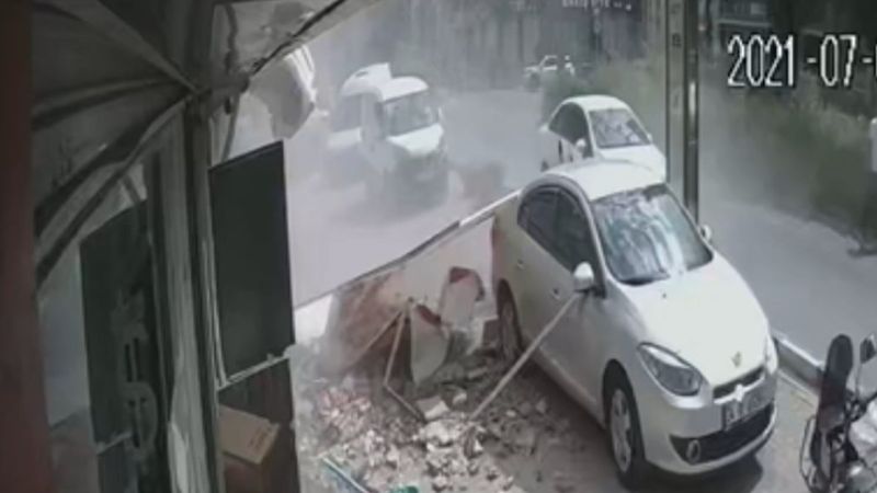 Güngören’de çatıdan düşen parçalardan son anda kurtuldu