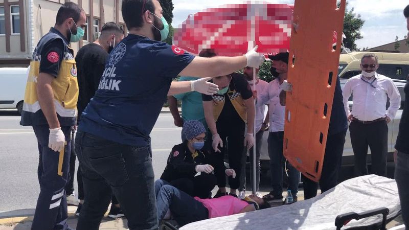 Avcılar’da kadına araba çarptı, seyyar satıcı şemsiye ile gölge yaptı