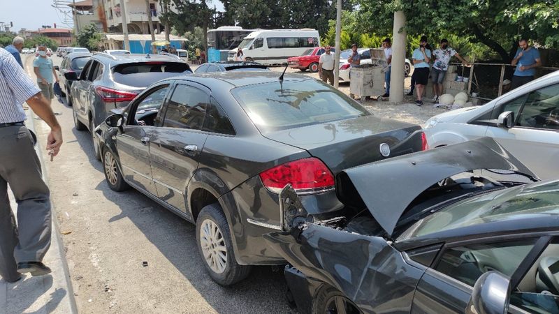 Hatay’da zincirleme kaza:4 araç birbirine girdi