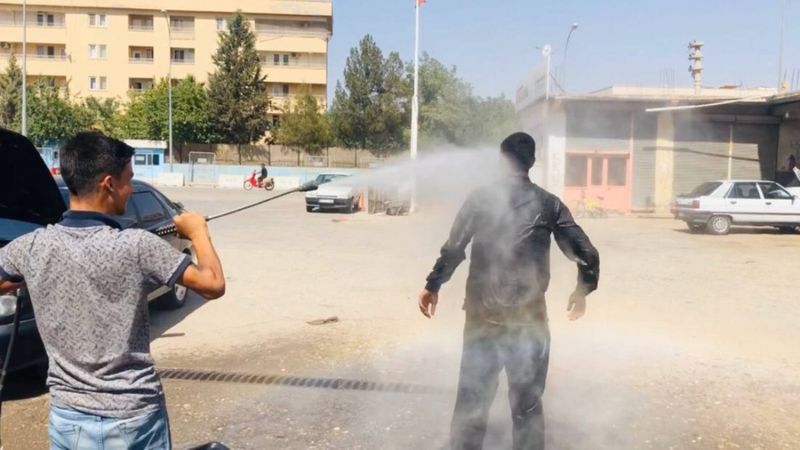 Şanlıurfa'da sıcaktan bunalan vatandaşlardan şaşırtan manzaralar