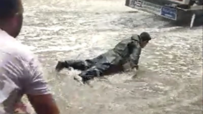 Adana'da 15 dakikalık sağanak: Su birikintisine atladı