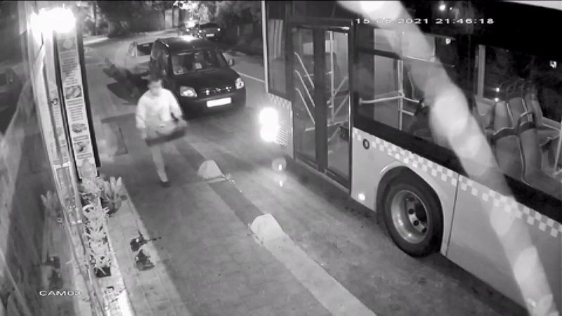 Sarıyer’de iş yerinin önündeki çiçeklerin çalınma anları kamerada