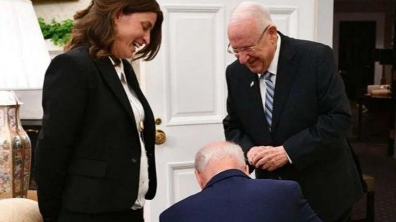 Joe Biden, İsrail Cumhurbaşkanı Özel Kaleminin önünde diz çöktü