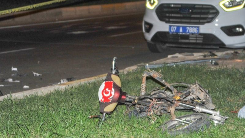 Antalya'da otomobil ile elektrikli bisiklet çarpıştı: 2 ölü