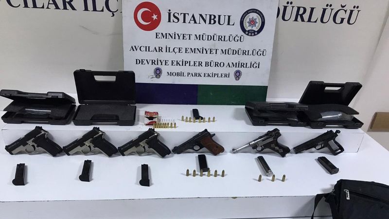 Avcılar'da araçtan silahla ateş edince yakalandı