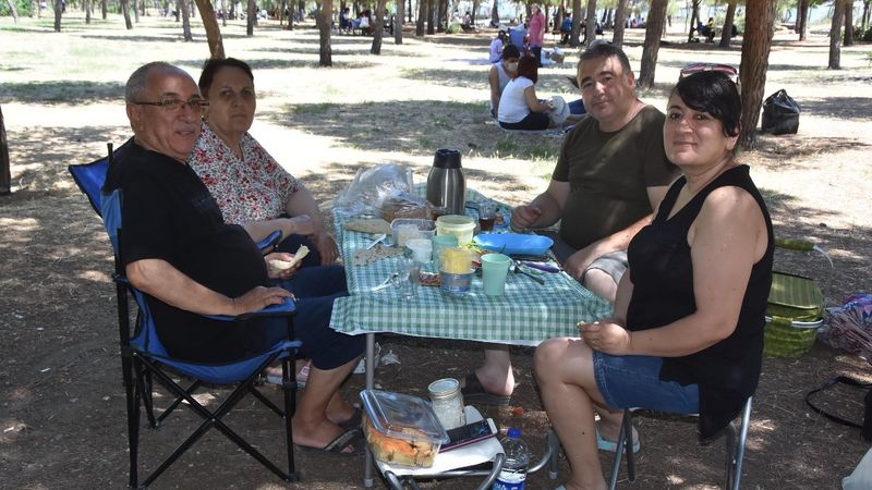 İzmir’de piknik yerlerinde 'kısıtlamasız pazar' hareketliliği