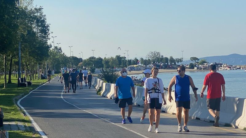 İstanbul'da kısıtlamasız ilk pazar gününde sahiller doldu