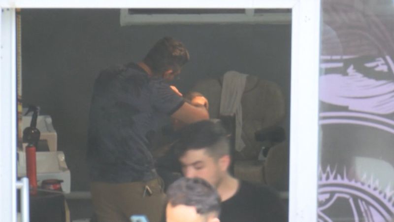 Esenyurt'ta yangına aldırmayan berber, tıraşı sürdürdü