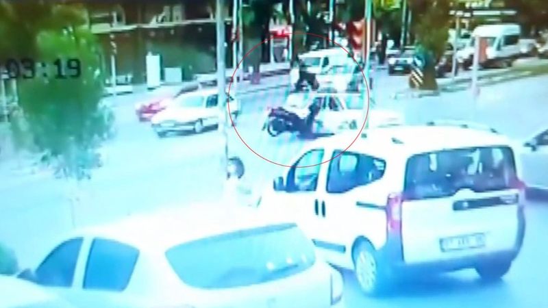 Antalya’da motosiklet sürücüsünün yaşamını yitirdiği kaza anları kamerada