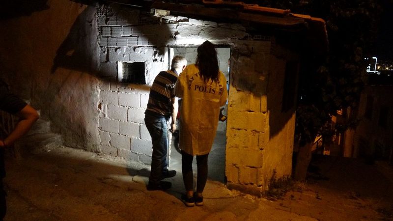 İzmir'de ailelerin bıçak kavgası: 1'i ağır 5 yaralı 