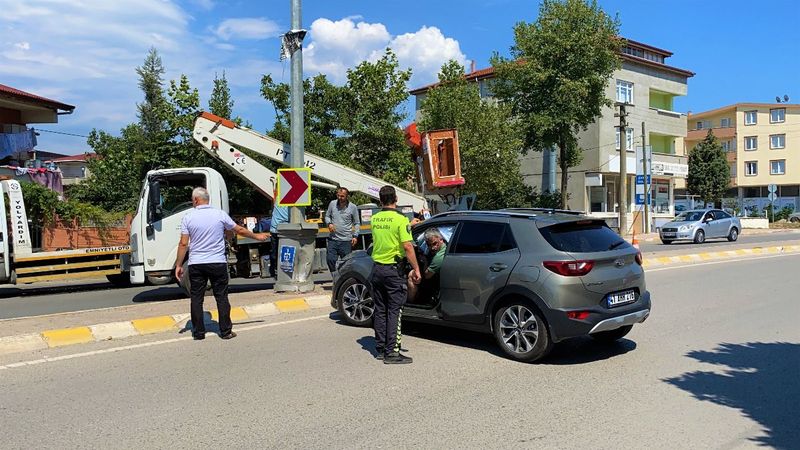Kocaeli'de ayağını gazdan çekmeyince önce araca, sonra direğe çarptı