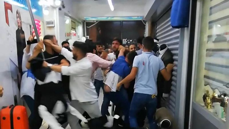 Eminönü’nde esnaflar arasında yumruk yumruğa kavga