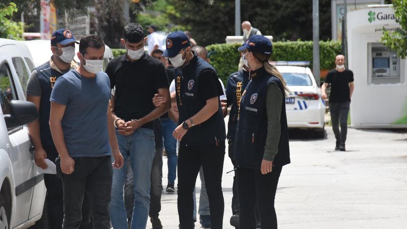 Eskişehir'de ATM'den papağan aparatıyla kart kopyaladılar