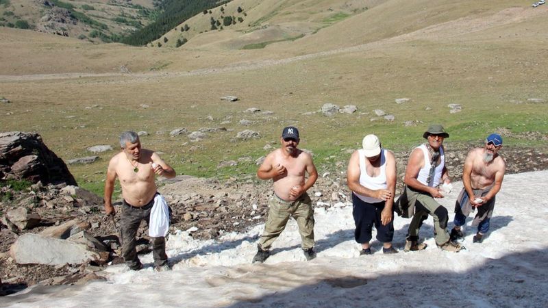 Erzurum'da tepelere çıkanlar karla serinledi