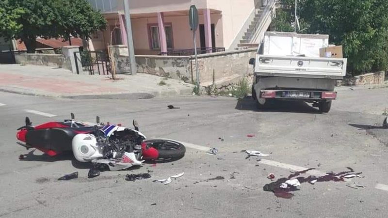 Denizli'de motosikletlinin ağır yaralandığı kaza kameraya yansıdı