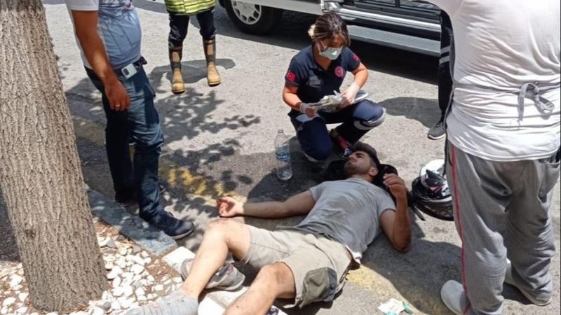 Manisa'da motosiklet ile kamyonetin çarpışma anı