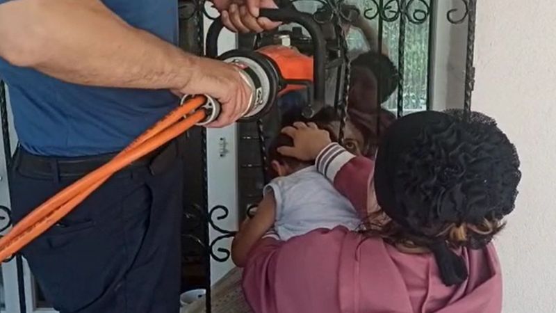 Tokat’ta 4 yaşındaki çocuğun başı demir parmaklara sıkıştı