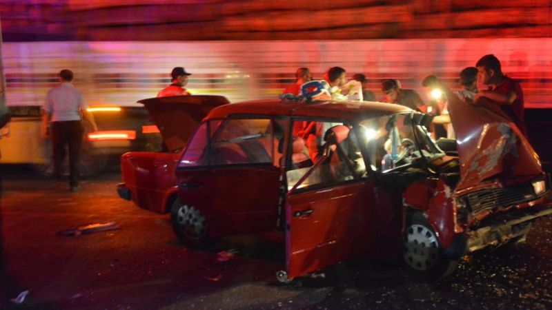 Aydın'da üç aracın karıştığı trafik kazasında 2 kişi öldü