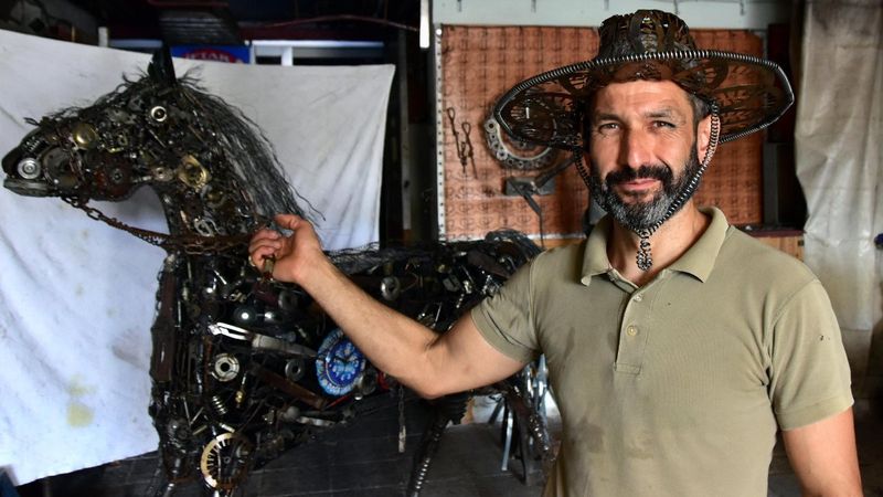 Muğla’da 3 bin hurda parçasını birleştirerek at yaptı