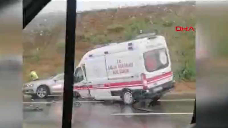 Kocaeli’de zincirleme kazaya müdahale eden ambulanslara otomobil çarptı