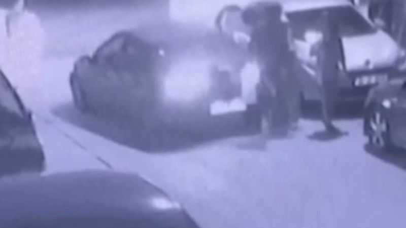 Başakşehir’de geri giderken hem yayaya hem otomobile çarptı