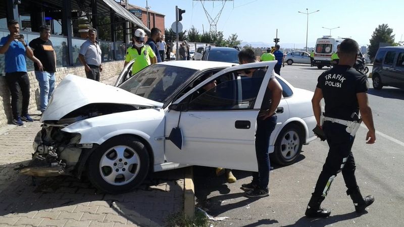Adıyaman’da otomobil yayaların arasına daldı