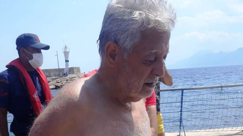 Antalya'da boğulmak üzere olan adamı polis kurtardı