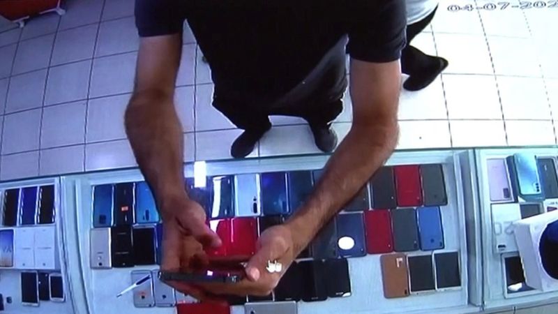 Avcılar'da selfieyle dükkandakileri oyalayan hırsız, telefon çaldı