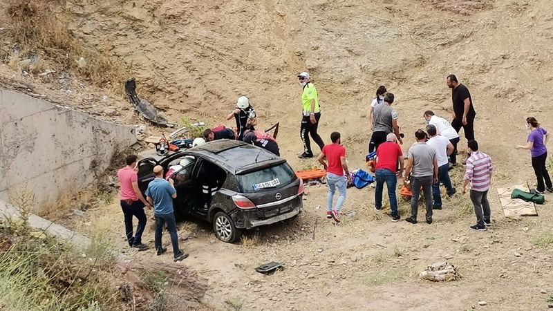 Ankara'da otomobil şarampole yuvarlananınca 5 kişi yaralandı