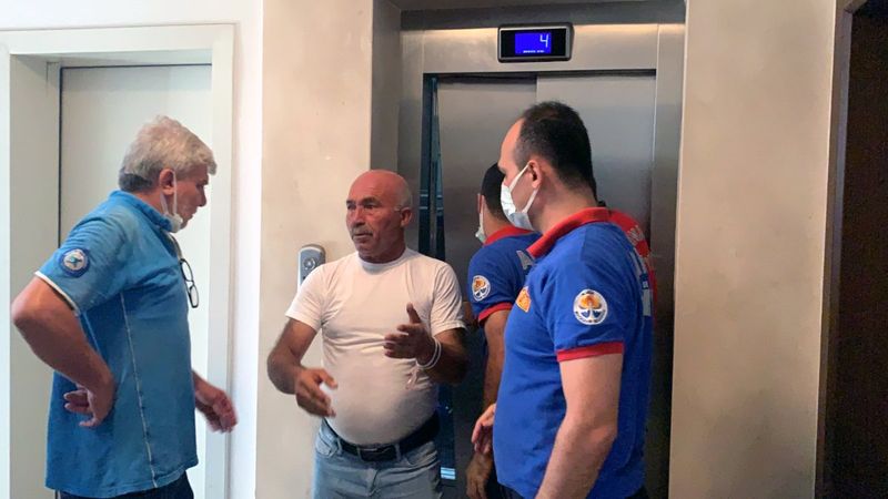 Adana'da sucu asansörde mahsur kaldı: Kriz geçirecektim