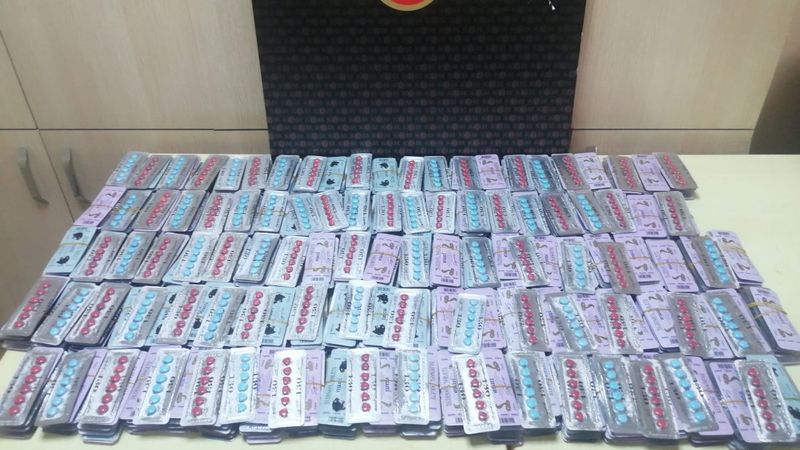 Kocaeli'deki seyyar satıcının tezgahından cinsel içerikli hap çıktı