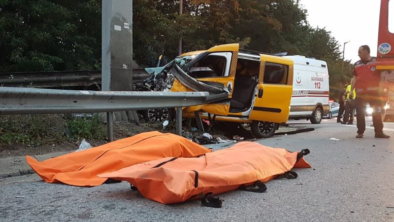 Sakarya'da taksi bariyerle çarptı