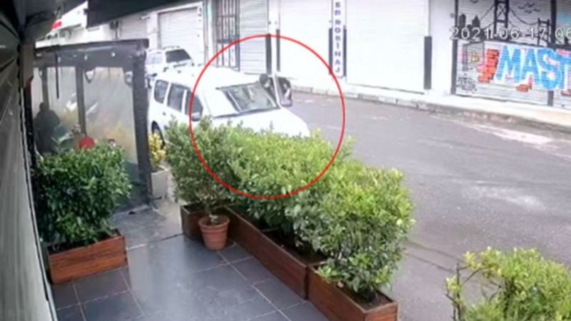 Kağıthane'de park halindeki araçtan telefon çalındı